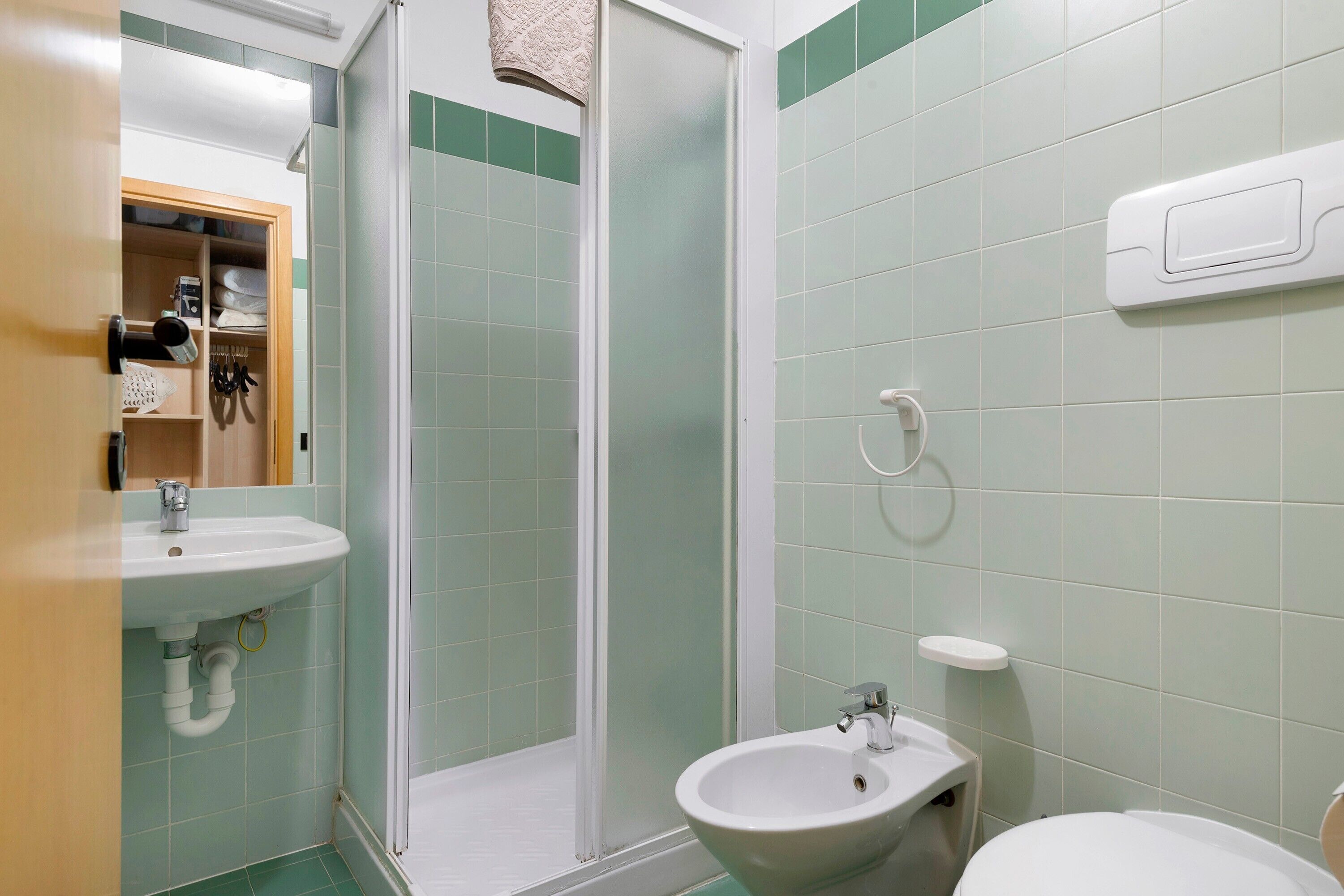 Une salle de bain avec une douche, un lavabo et des toilettes.