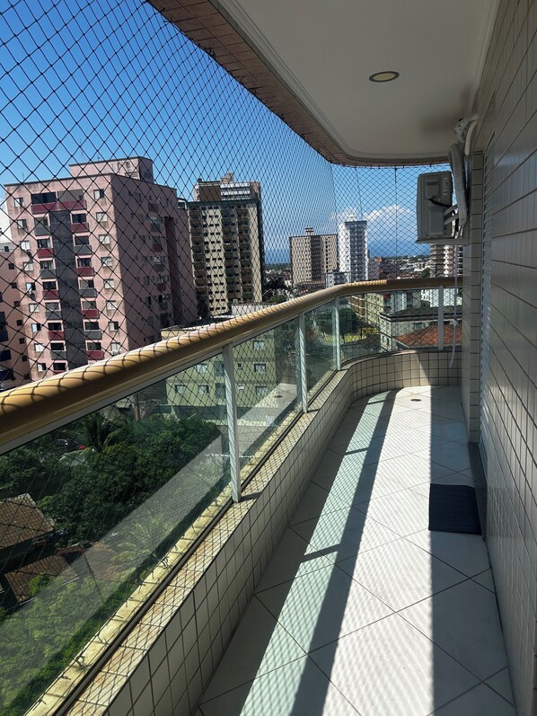 Property grounds - Modern retreat with barbecue, 200m from the beach. (Praia Grande)