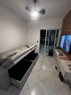 Interior - Modern retreat with barbecue, 200m from the beach. (Praia Grande)