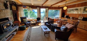 Living area - Gorgeous, spacious, 3-bedroom retreat on picturesque Caspian Lake in Greensboro (Greensboro)