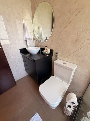 Douche, sèche-cheveux, serviettes fournies, savon