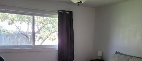 3 bedrooms, internet, bed sheets
