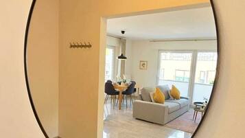 Apartamento, balcón, vistas a la ciudad | Interior