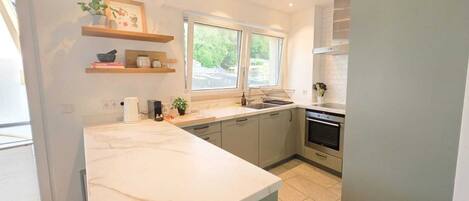 Apartment, Balcony, City View | Private kitchen