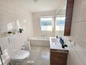 Huoneisto, parveke, kaupunkinäköala | Kylpyhuone