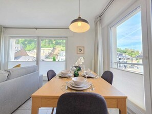 Huoneisto, parveke, kaupunkinäköala | Ruokailu