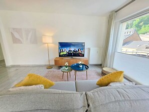 Apartamento, balcón, vistas a la ciudad | Zona de estar