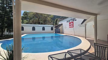 Una piscina al aire libre