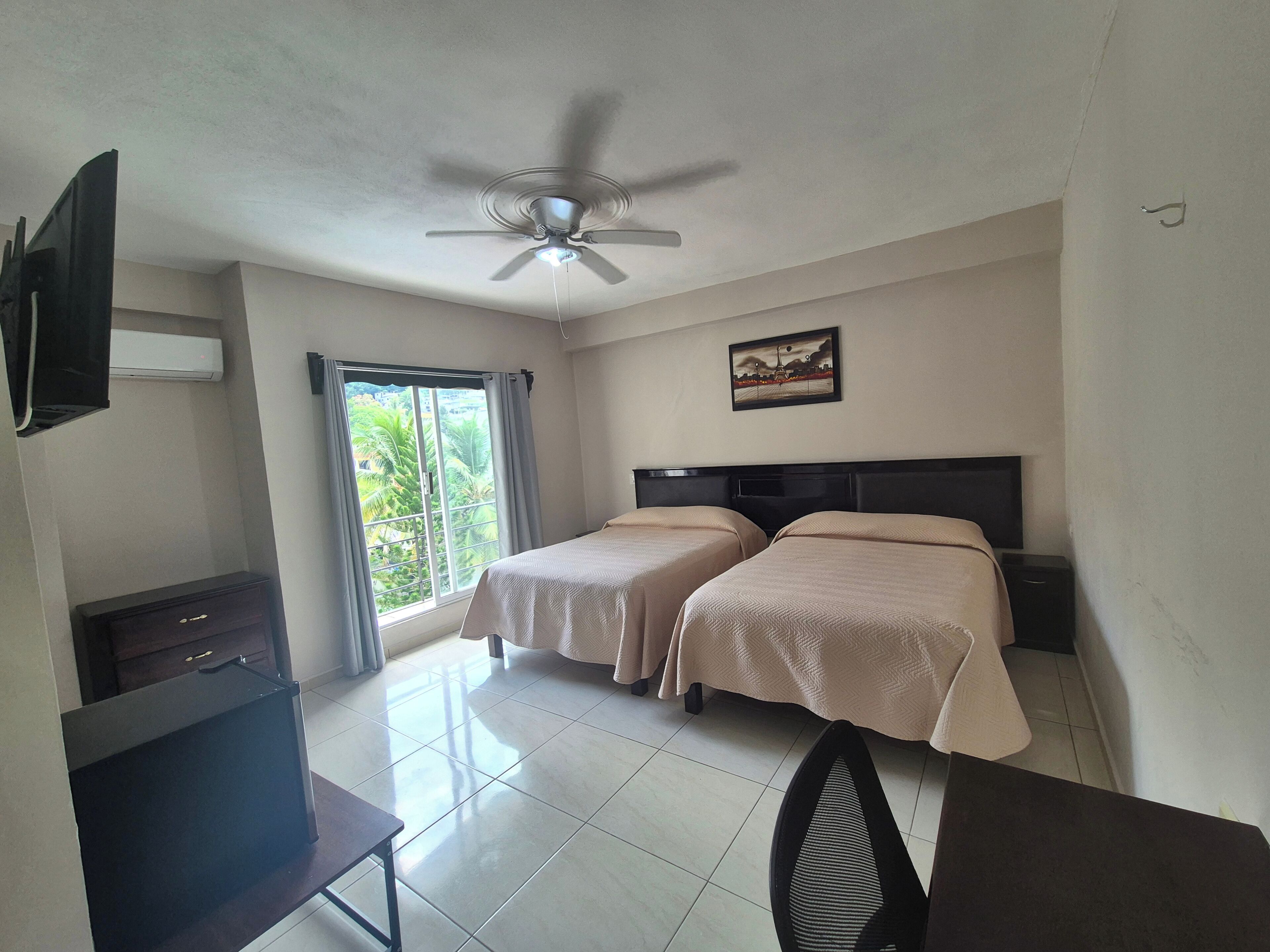 Habitación cuádruple familiar, balcón, junto a la alberca | Escritorio, espacio para trabajar con laptop y wifi gratis 