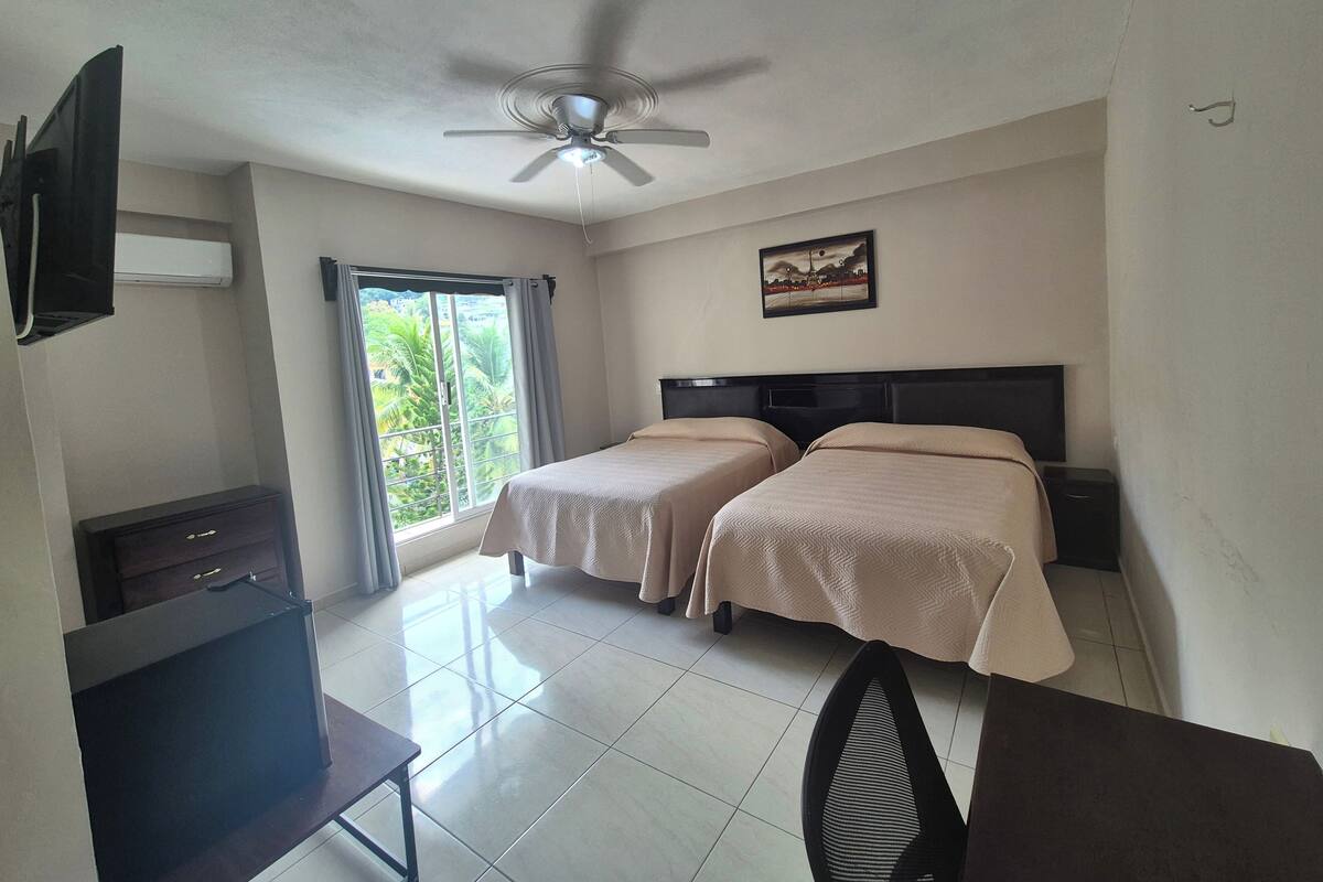 Habitación cuádruple familiar, balcón, junto a la alberca | Escritorio, espacio para trabajar con laptop y wifi gratis