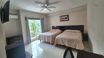 Habitación cuádruple familiar, balcón, junto a la alberca | Escritorio, espacio para trabajar con laptop y wifi gratis
