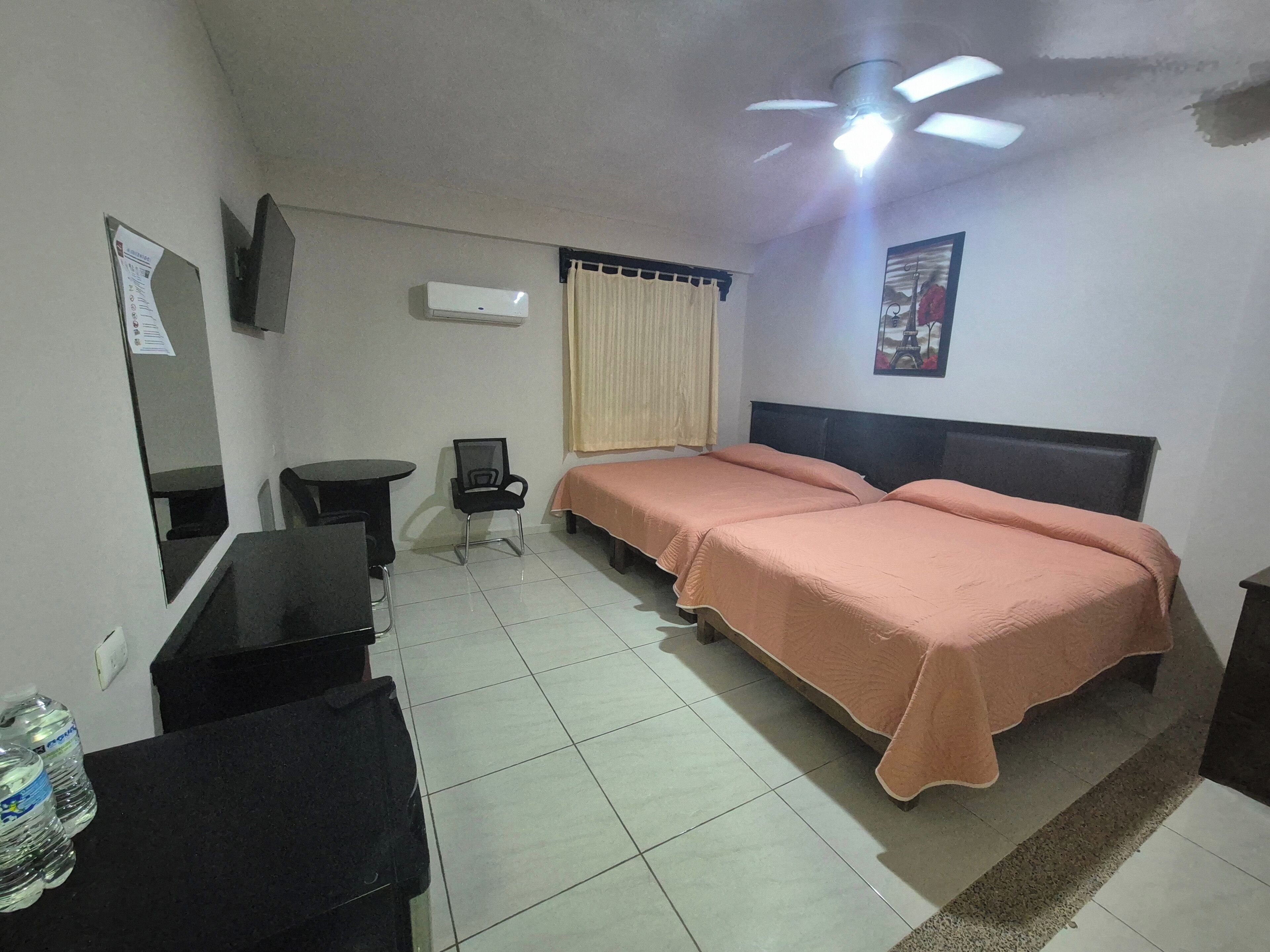 Habitación cuádruple Deluxe, balcón, junto a la alberca | Escritorio, espacio para trabajar con laptop y wifi gratis 
