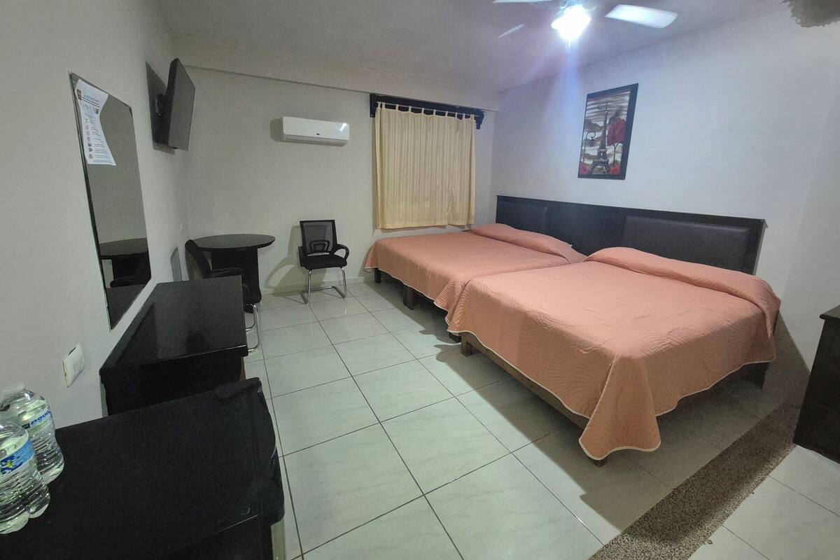 Habitación cuádruple Deluxe, balcón, junto a la alberca | Escritorio, espacio para trabajar con laptop y wifi gratis