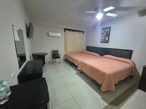Habitación cuádruple Deluxe, balcón, junto a la piscina | Escritorio, espacio para trabajar con un portátil, wifi gratis