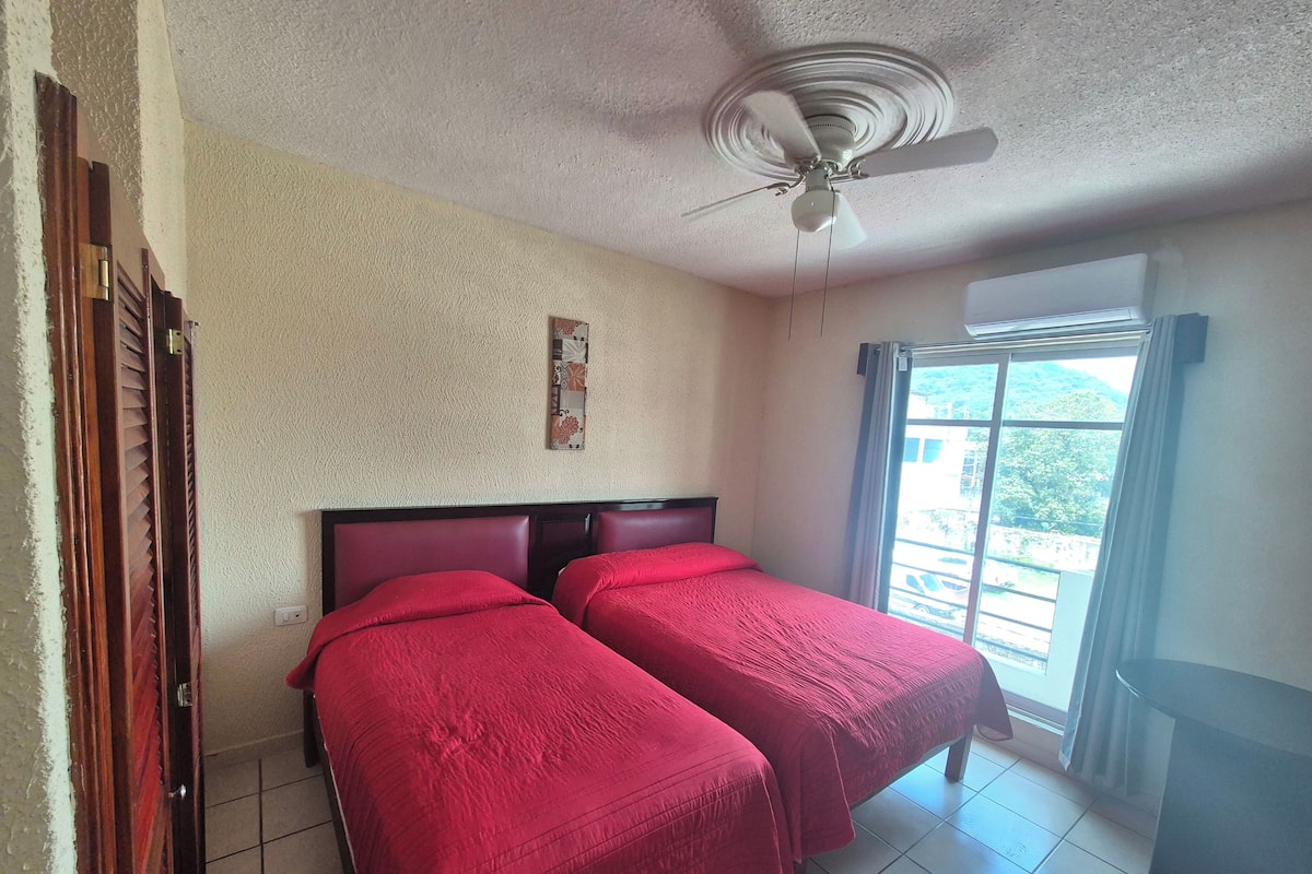 Habitación básica con 1 cama matrimonial o 2 individuales, 2 camas individuales, balcón | Escritorio, espacio para trabajar con laptop y wifi gratis