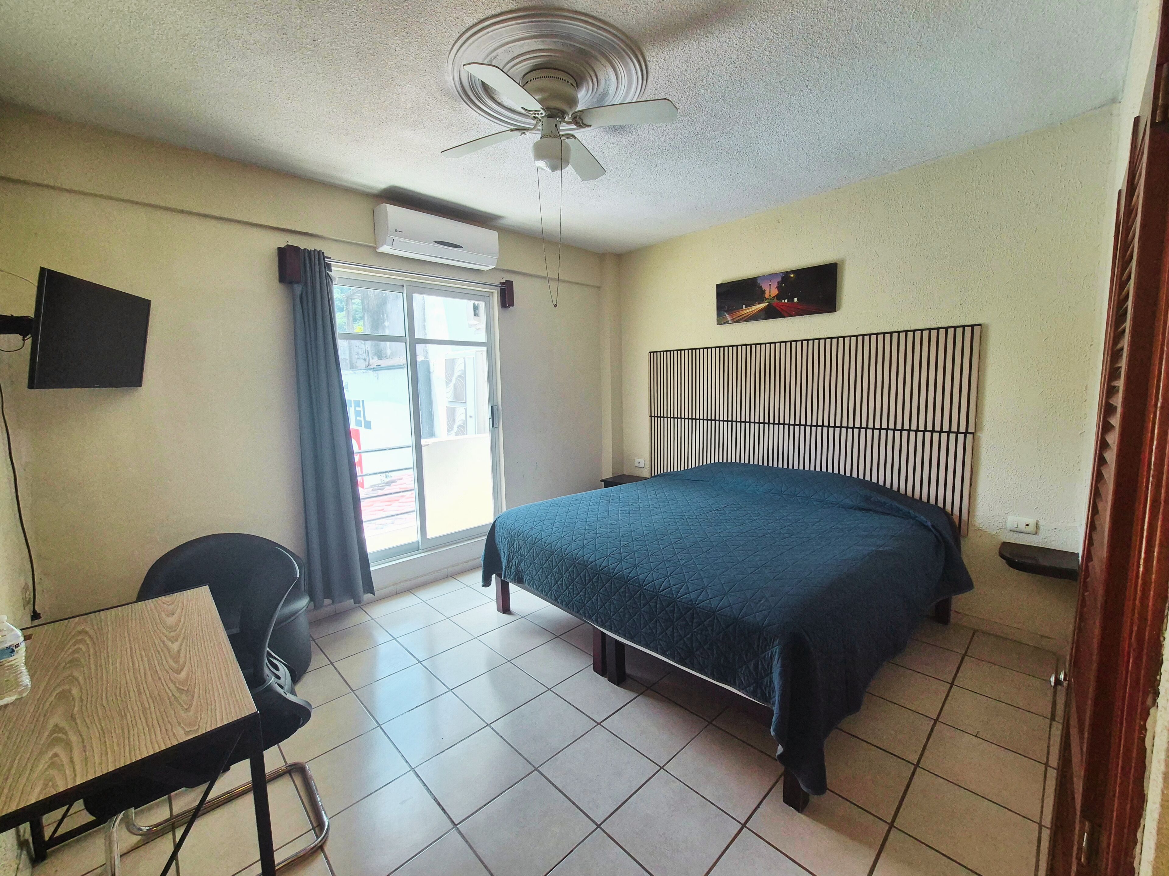 Habitación doble Confort de uso individual, 1 cama King size, balcón, junto a la alberca | Escritorio, espacio para trabajar con laptop y wifi gratis 