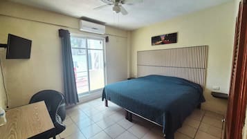 Habitación doble Confort de uso individual, 1 cama King size, balcón, junto a la alberca | Escritorio, espacio para trabajar con laptop y wifi gratis