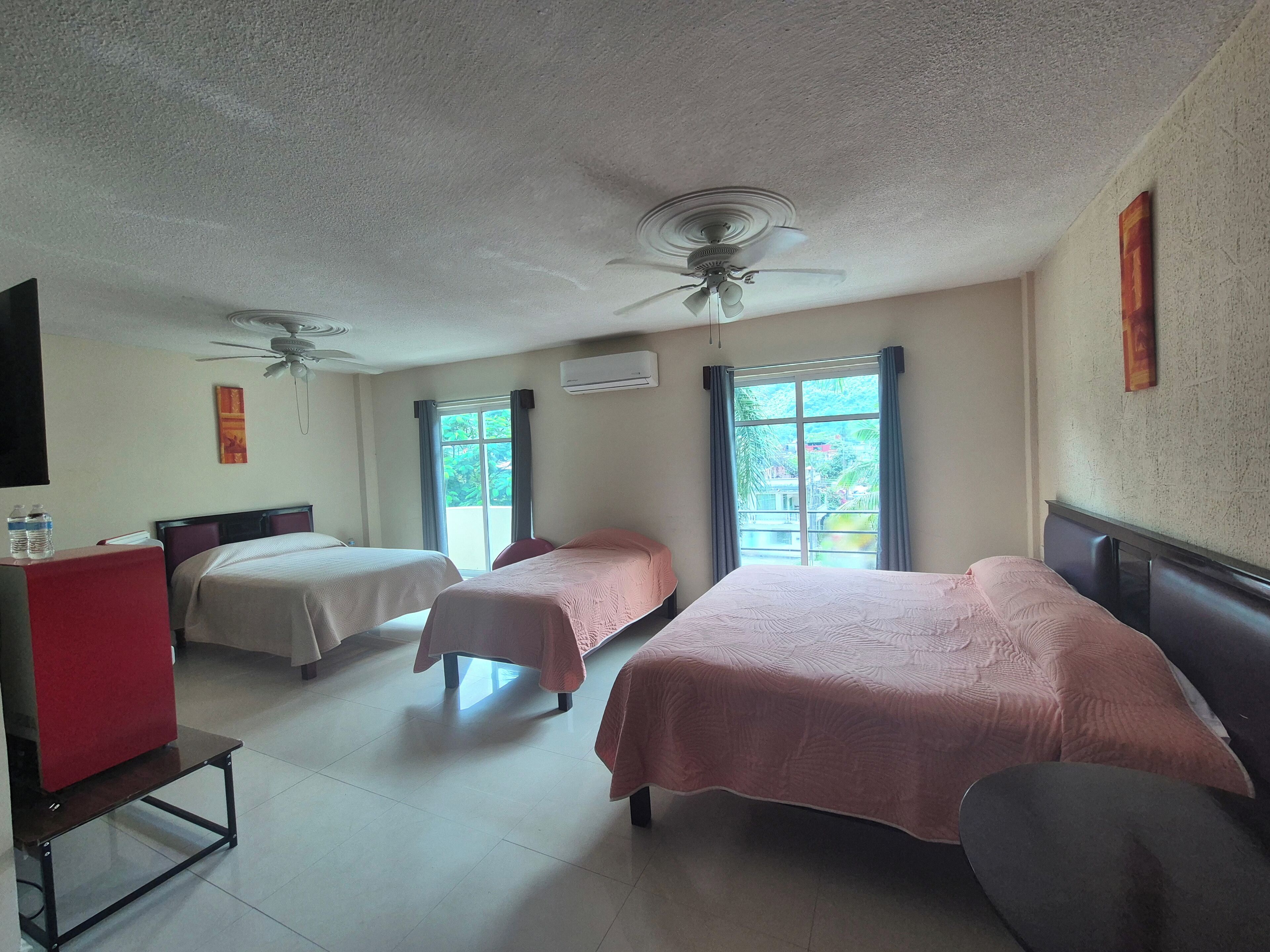 Estudio familiar, varias camas, balcón, junto a la alberca | Escritorio, espacio para trabajar con laptop y wifi gratis 