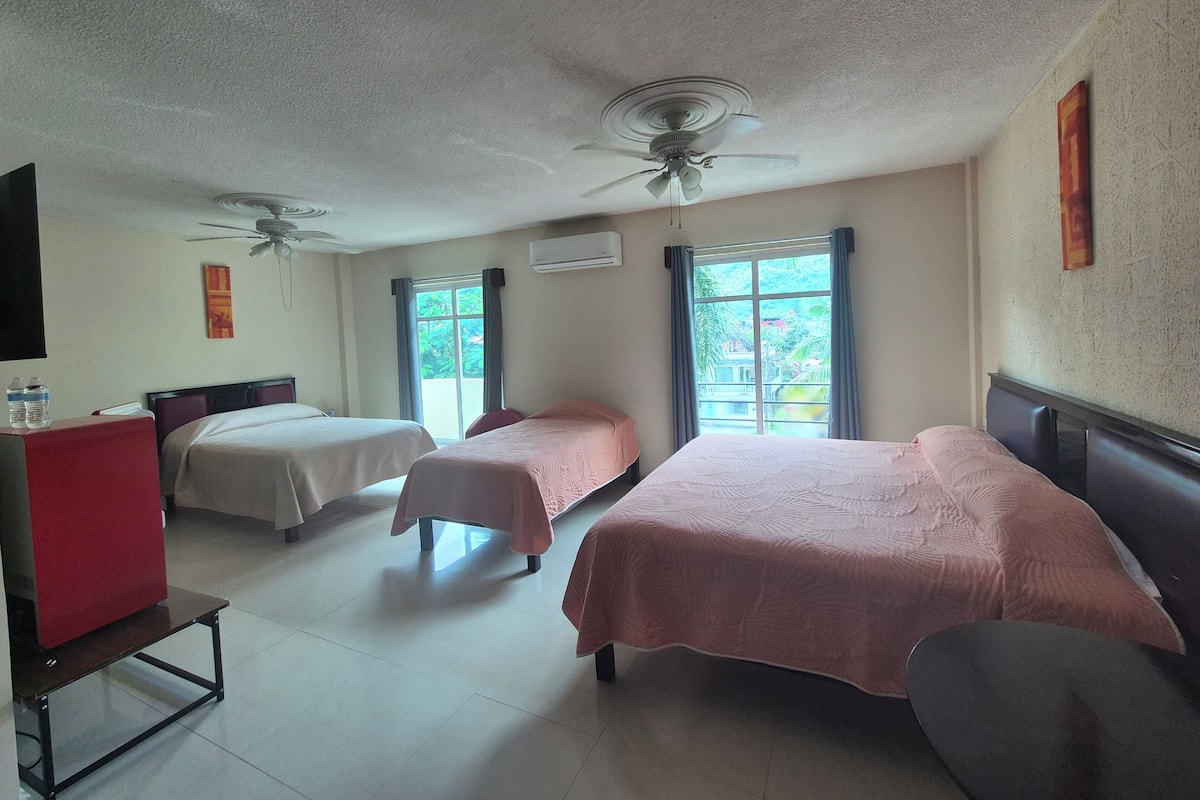 Estudio familiar, varias camas, balcón, junto a la alberca | Escritorio, espacio para trabajar con laptop y wifi gratis