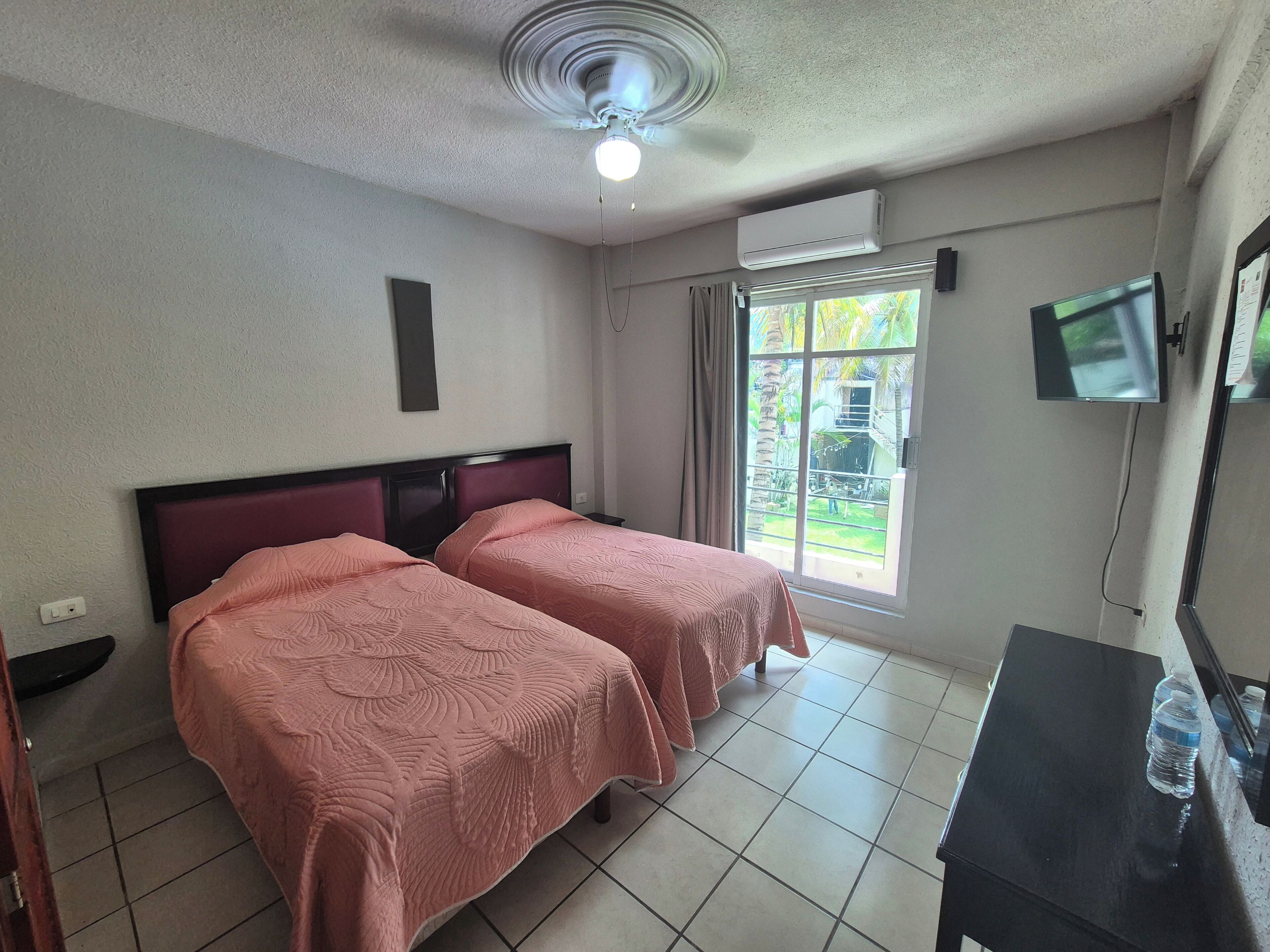 Habitación triple Confort, balcón, junto a la alberca | Escritorio, espacio para trabajar con laptop y wifi gratis 