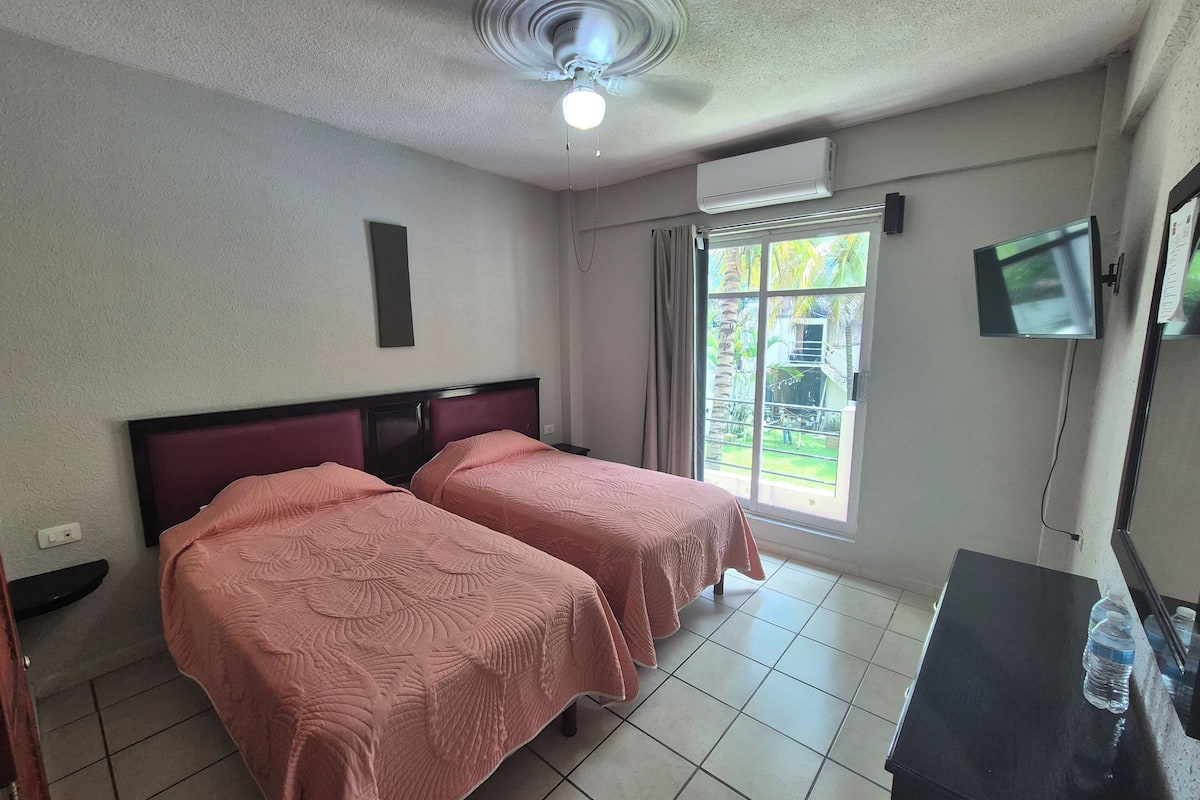 Habitación triple Confort, balcón, junto a la alberca | Escritorio, espacio para trabajar con laptop y wifi gratis