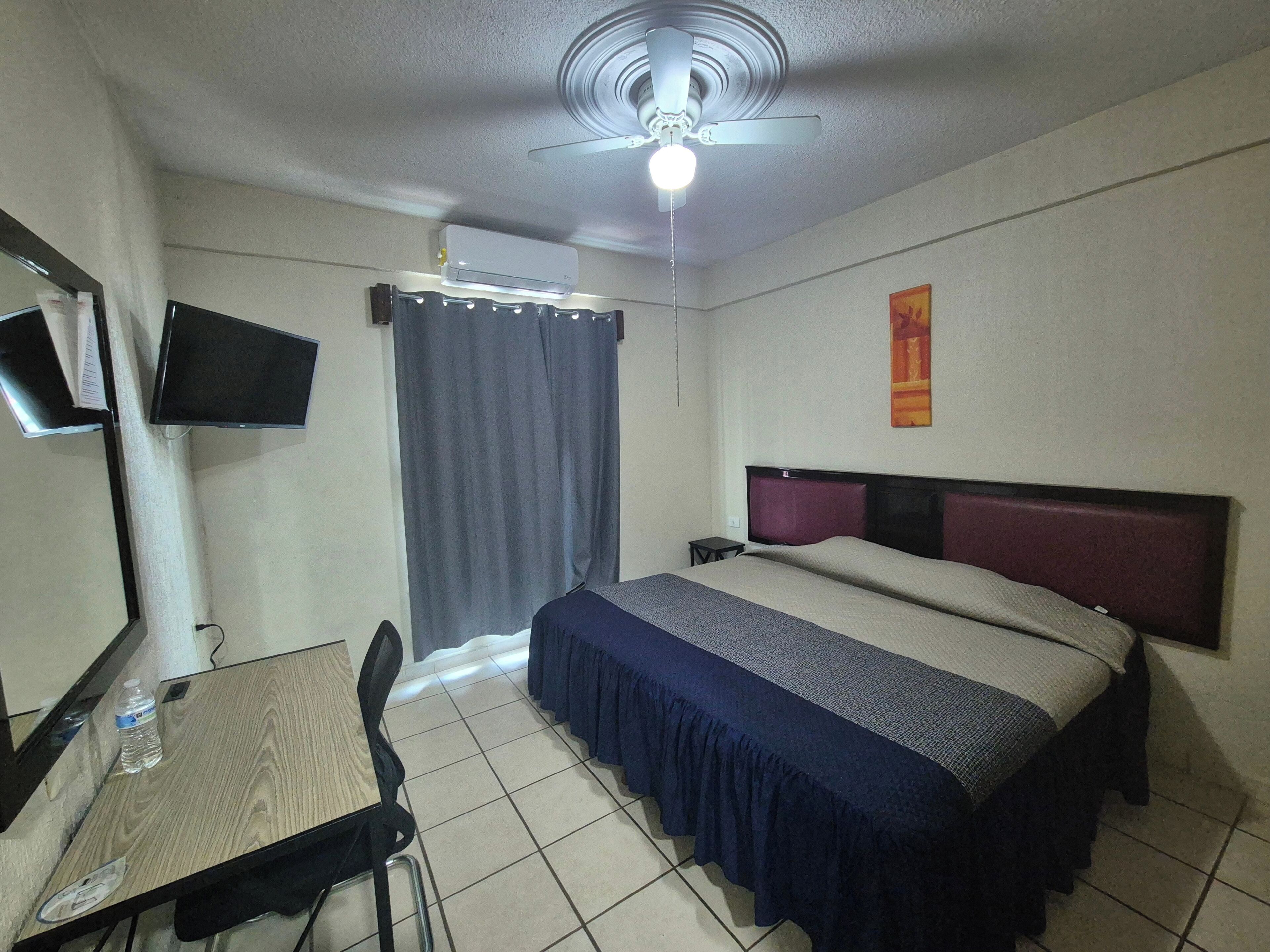 Habitación doble Confort de uso individual, 1 cama King size, balcón, junto a la alberca | Escritorio, espacio para trabajar con laptop y wifi gratis 