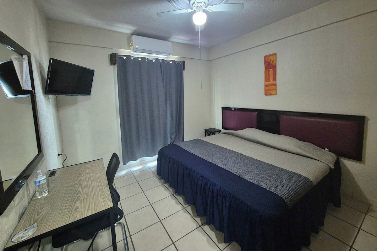 Habitación doble Confort de uso individual, 1 cama King size, balcón, junto a la alberca | Escritorio, espacio para trabajar con laptop y wifi gratis