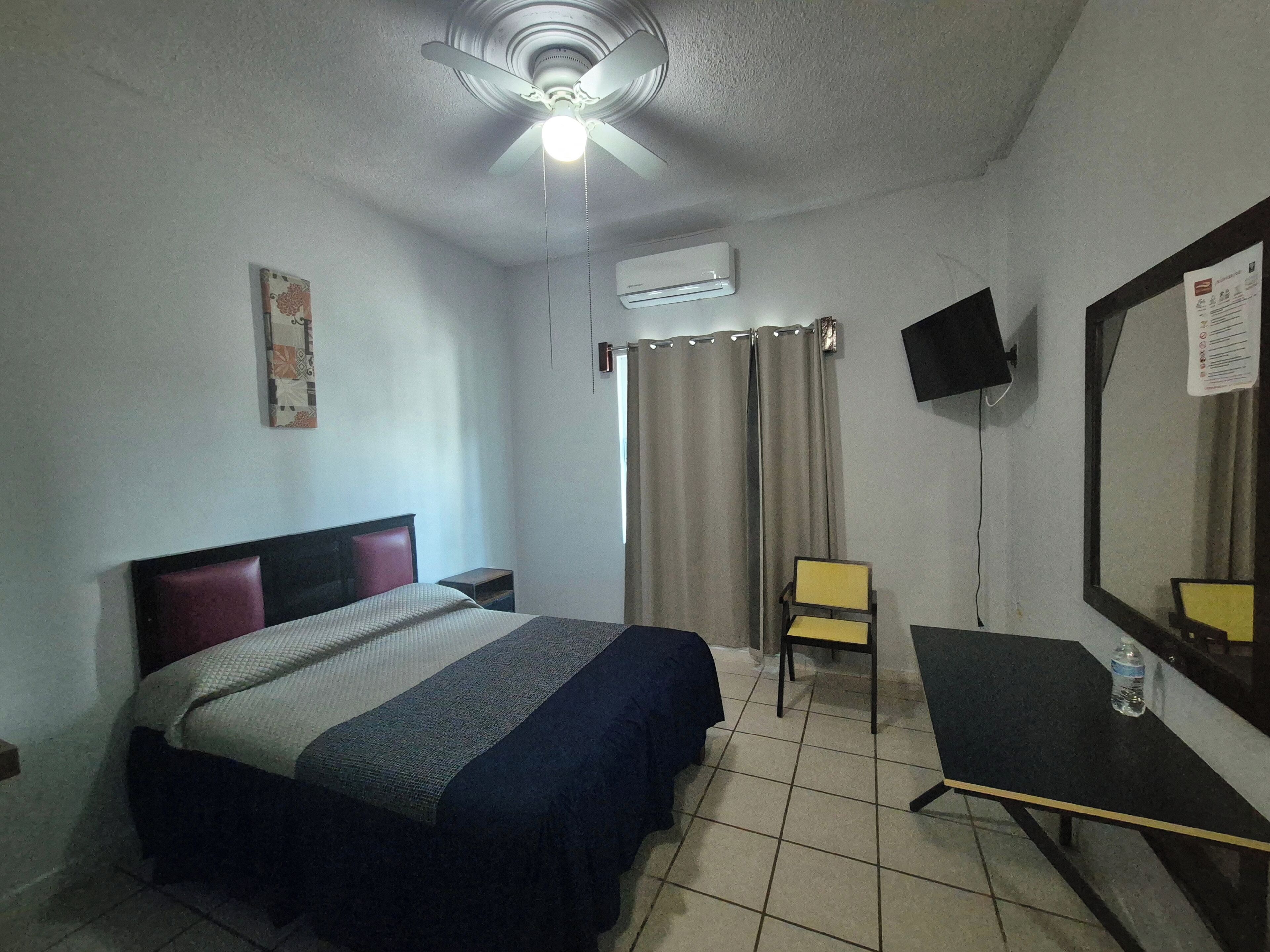 Habitación individual estándar, 1 cama Queen size, balcón, junto a la alberca | Escritorio, espacio para trabajar con laptop y wifi gratis 