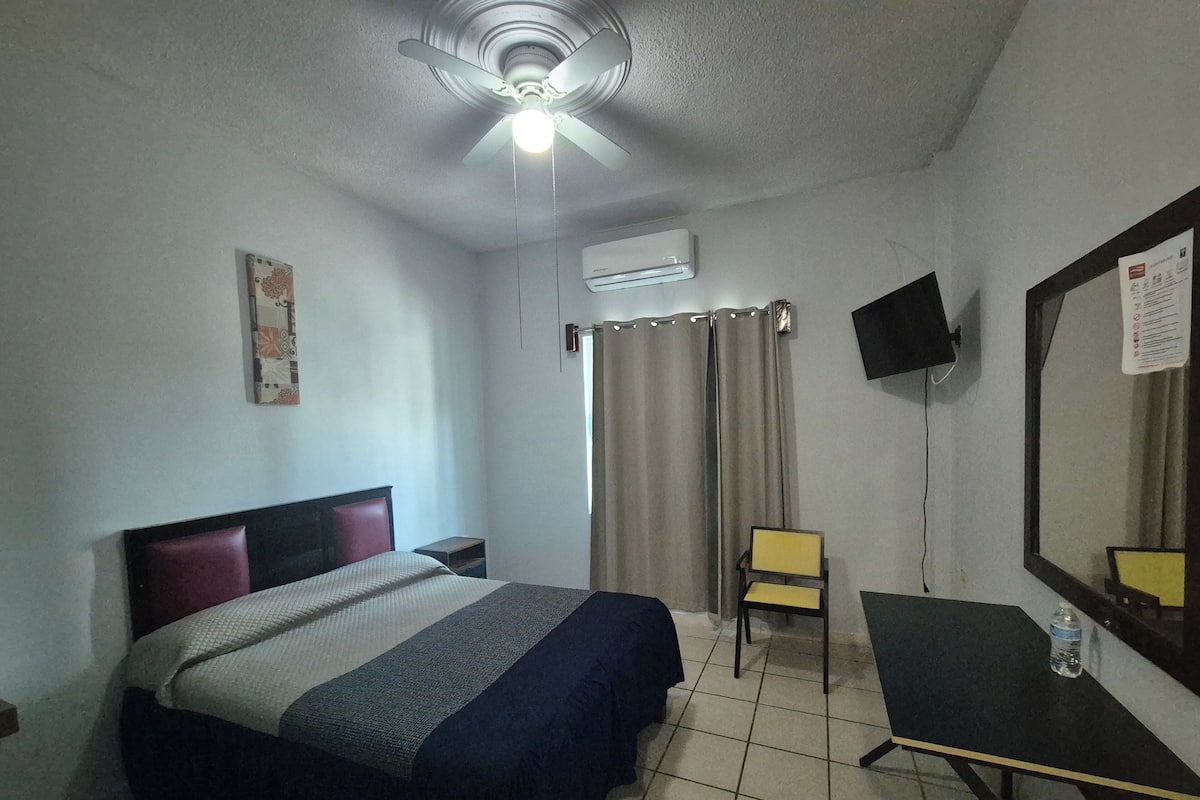 Habitación individual estándar, 1 cama Queen size, balcón, junto a la alberca | Escritorio, espacio para trabajar con laptop y wifi gratis