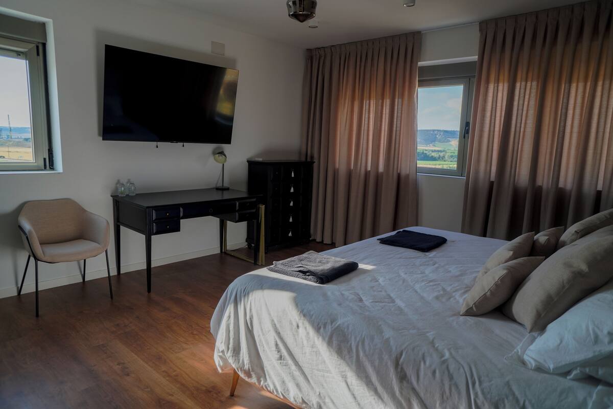 Deluxe Suite, Mountain View | Desk, WiFi (free)
