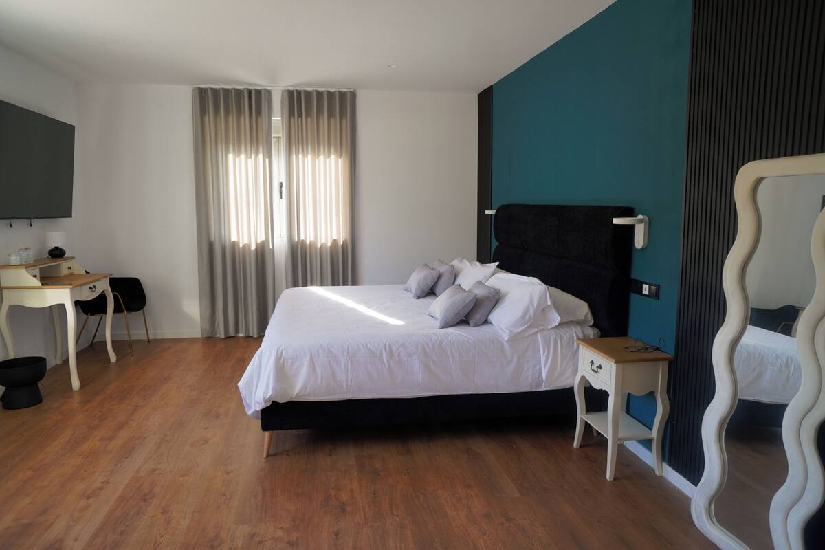 Deluxe Suite, Mountain View | Desk, WiFi (free)