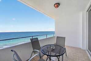 A balcony with a table and chairs, overlooking the ocean. - The Drift On The Ocean (Fort Lauderdale)