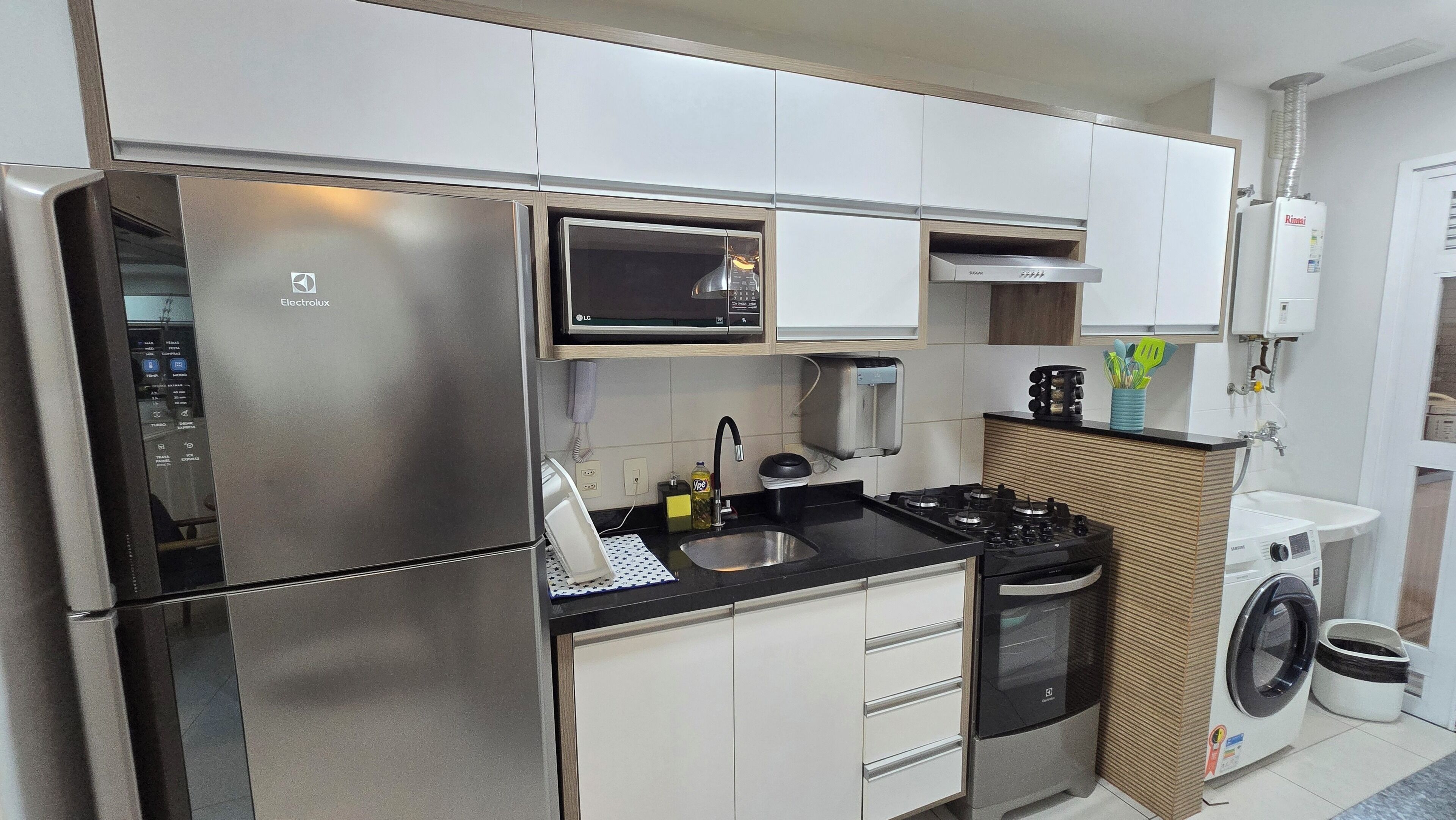 Geladeira, micro-ondas, fogão, cooktop