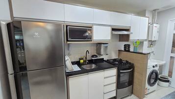Geladeira, micro-ondas, fogão, cooktop