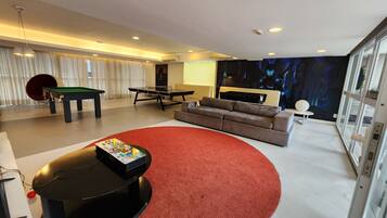 Smart TV, futbolito y tenis de mesa