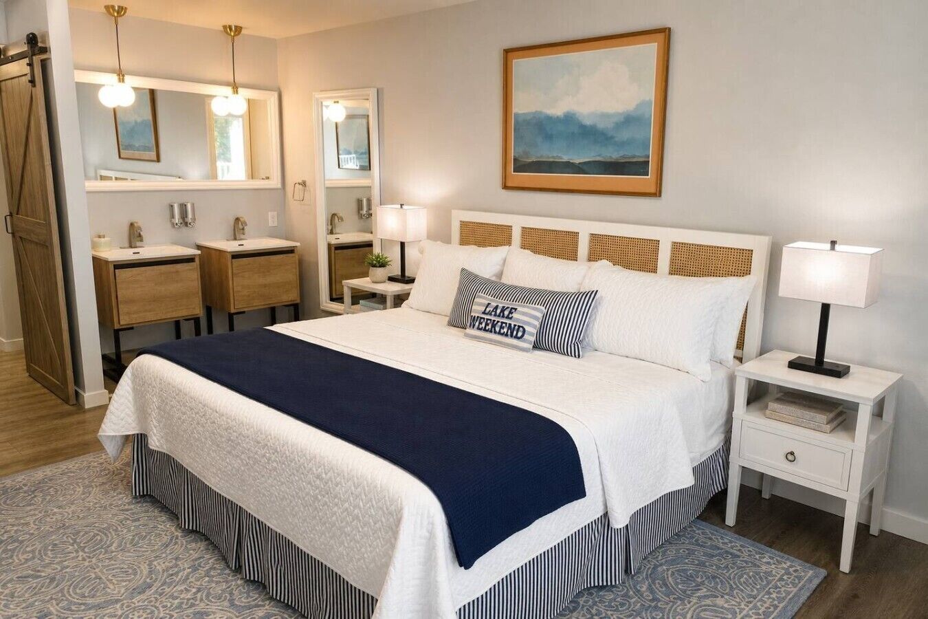 Hotelkamer met een groot bed, nachtkastjes, een kledingkast en een schilderij aan de muur.