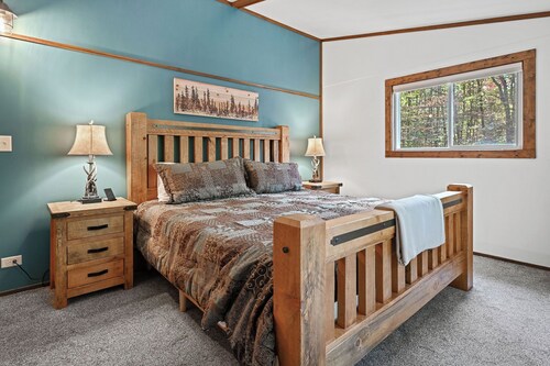 WHITETAIL CROSSING – 4 Bedroom Cabin with Lake and Trail Access