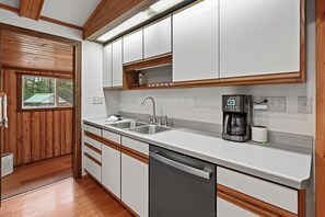 Private kitchen - WHITETAIL CROSSING – 4 Bedroom Cabin with Lake and Trail Access (Saint Germain)