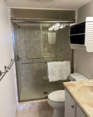 Haartrockner, Handtücher, Seife, Toilettenpapier