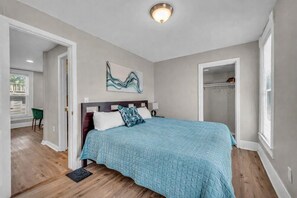 Tabla de planchar con plancha, wifi y ropa de cama 