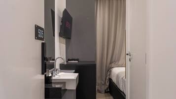Deluxe Apartment, 1 Double Bed, Kitchen, City View | Laptop workspace, iron/ironing board, WiFi (free)