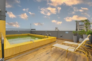 Outdoor pool - StayHome - Liberdade - Gym & Pool (São Paulo)