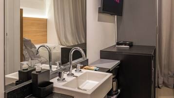 Departamento Deluxe, 1 cama matrimonial, cocina, vista a la ciudad | Espacio para trabajar con laptop y tabla de planchar con plancha