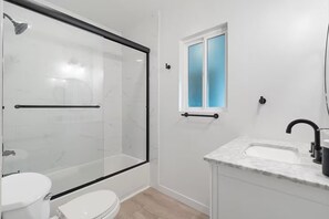 Shower, hair dryer, towels, soap - Cozy 2-bedroom house in fantastic San Diego with AC (San Diego)