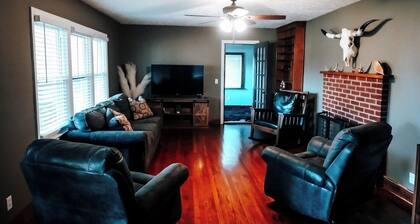 The Hokie Homestead: Charming 3 bedroom farm house retreat