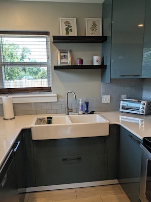 Wasserkocher mit Kaffee-/Teezubehör, Kühlschrank, Mikrowelle, Ofen