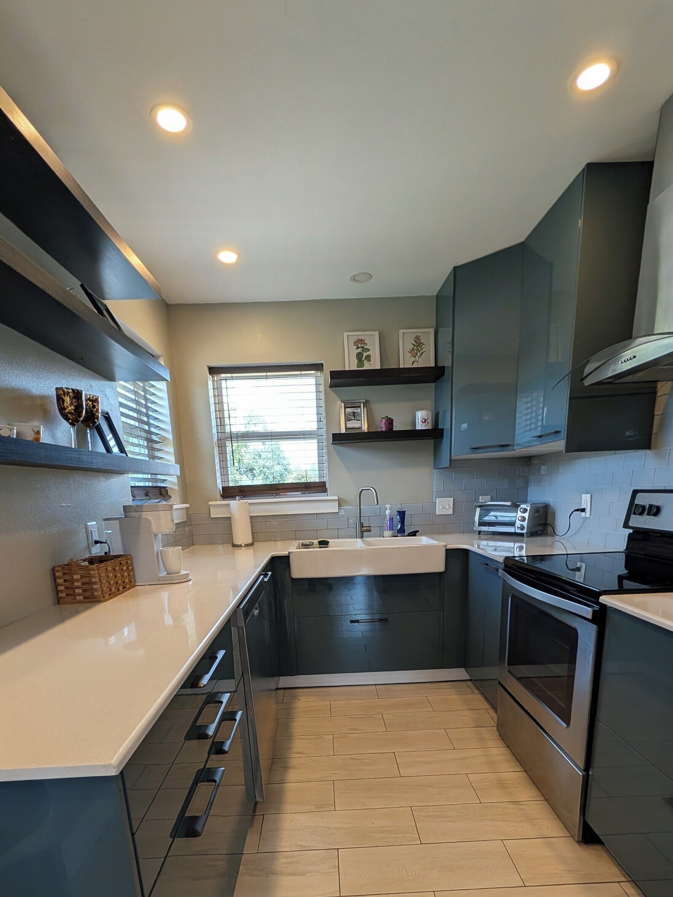 Coffee/tea maker, fridge, microwave, oven