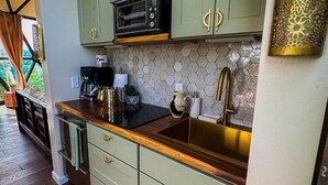 Biệt thự Deluxe, ban công, quang cảnh núi | Bếp riêng | Dụng cụ pha cà phê/trà, tủ lạnh, lò vi sóng, lò nướng 