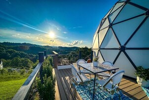 Vila luxo, sacada, vista para a montanha | Opções para refeição ao ar livre