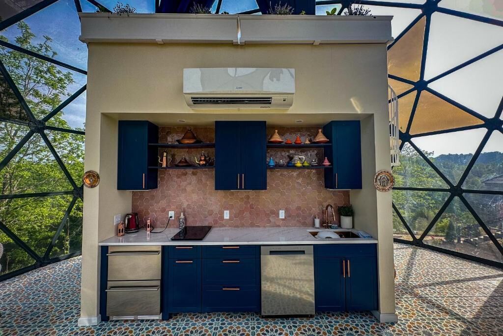Coffee/tea maker, full-sized fridge, microwave, oven